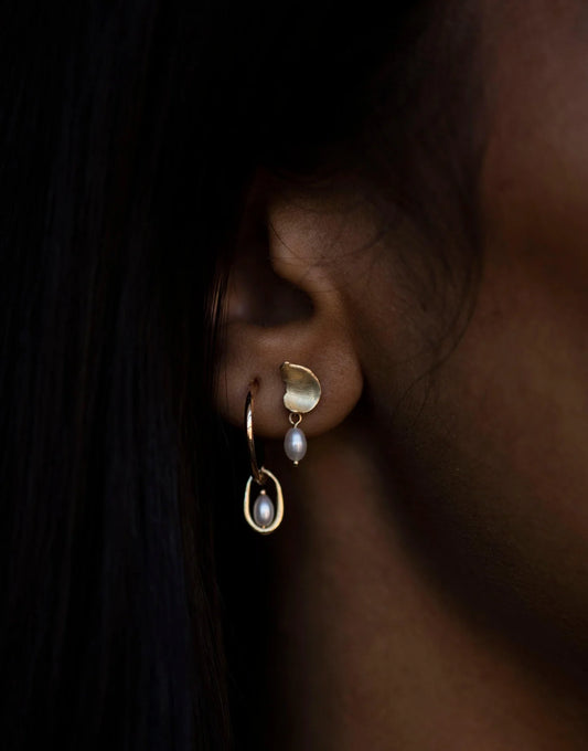 wwake / pearl droplet hoop earrings