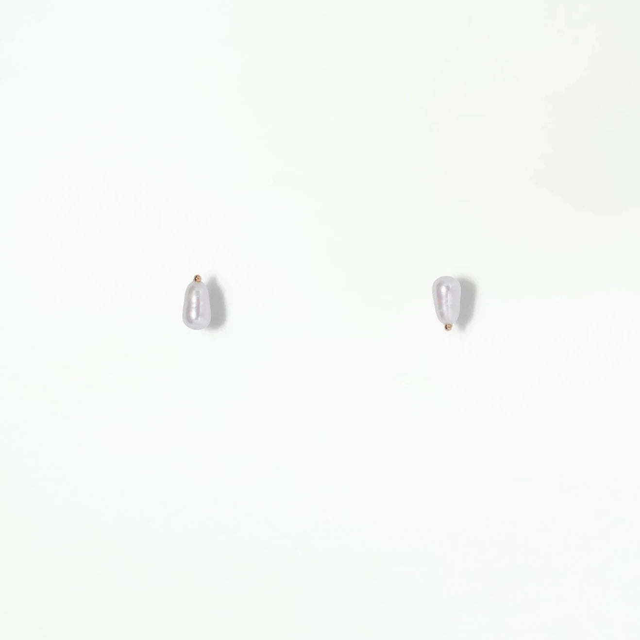 wwake / irregular pearl stud earring - single