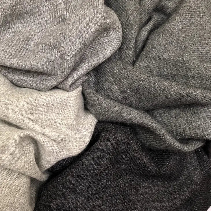 handloom cashmere scarf / charcoal