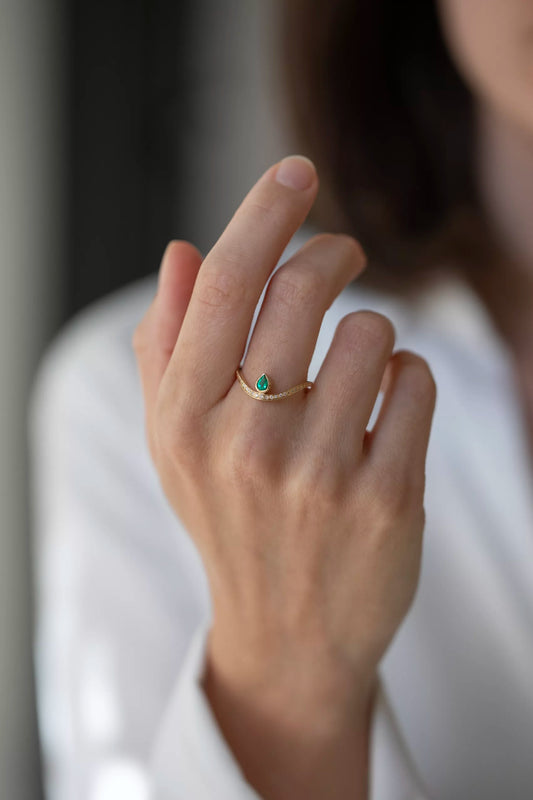 emerald & diamond wave ring