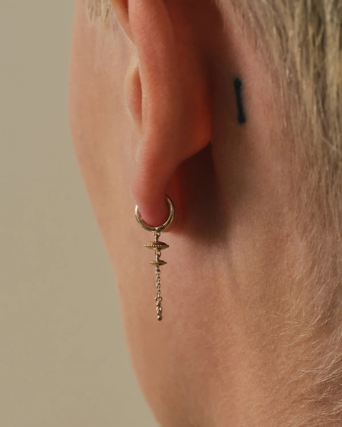 métier / dala lucky lumen clicker hoop earring - single