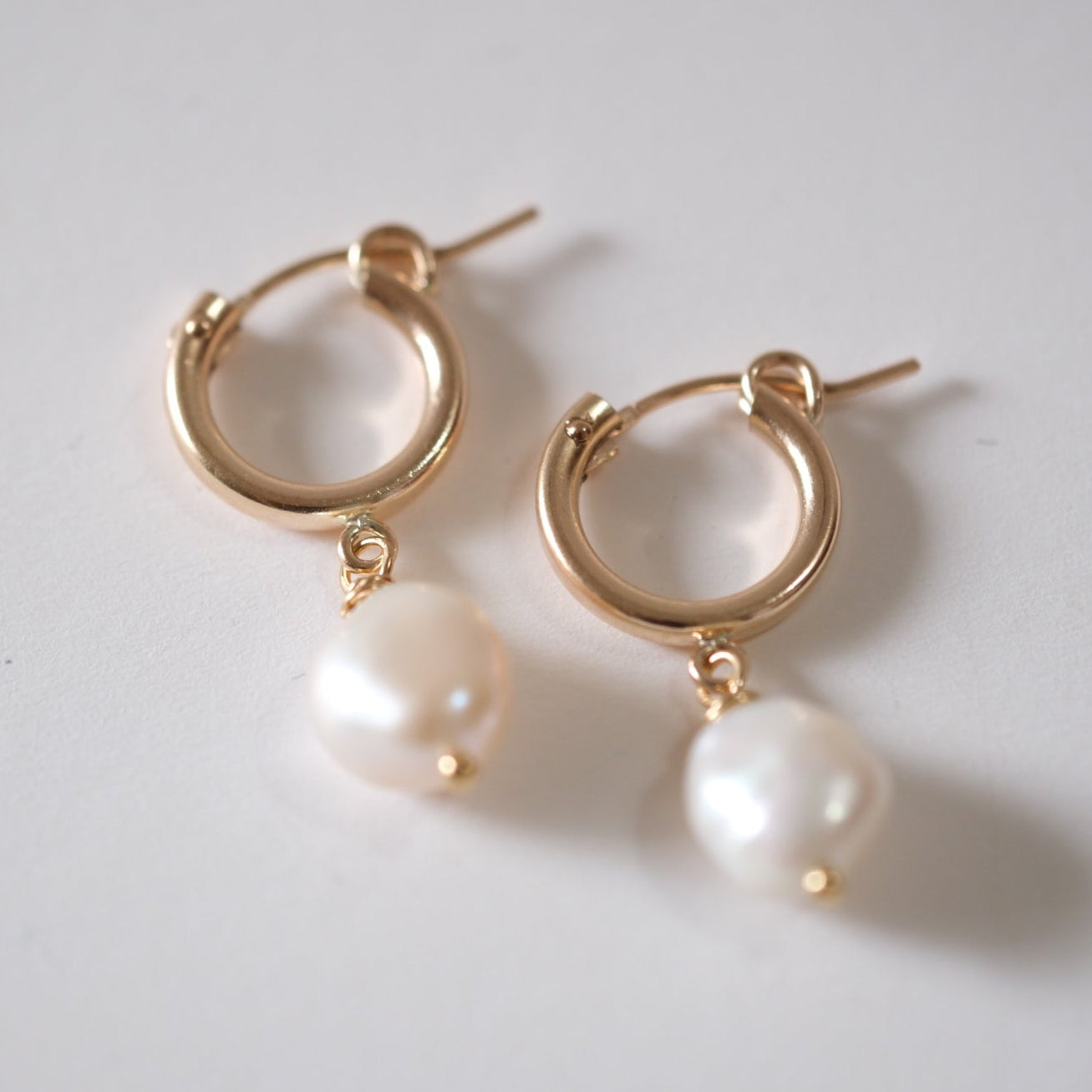 shannon len / white keshi pearl tube hoop earrings