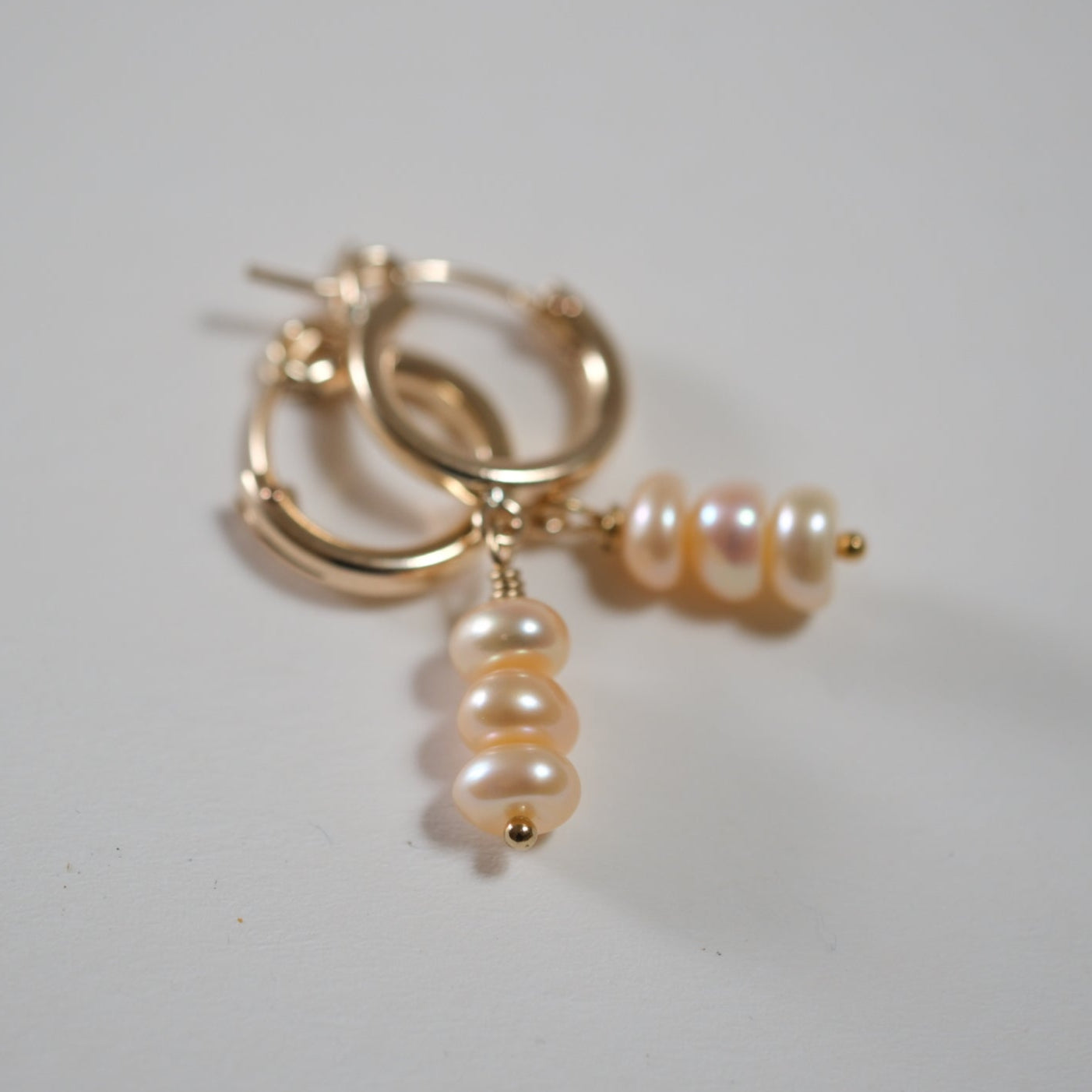 shannon len / triple blush pearl tiny tube hoops