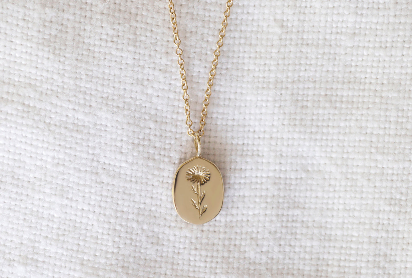 gold pendant necklace - daisy