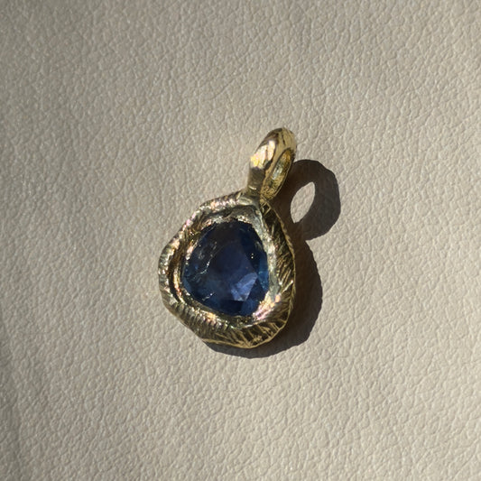 freeform charm pendant - medium blue sapphire