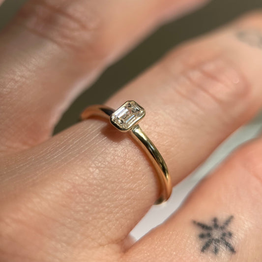 solitaire stackable ring - emerald - grown diamond