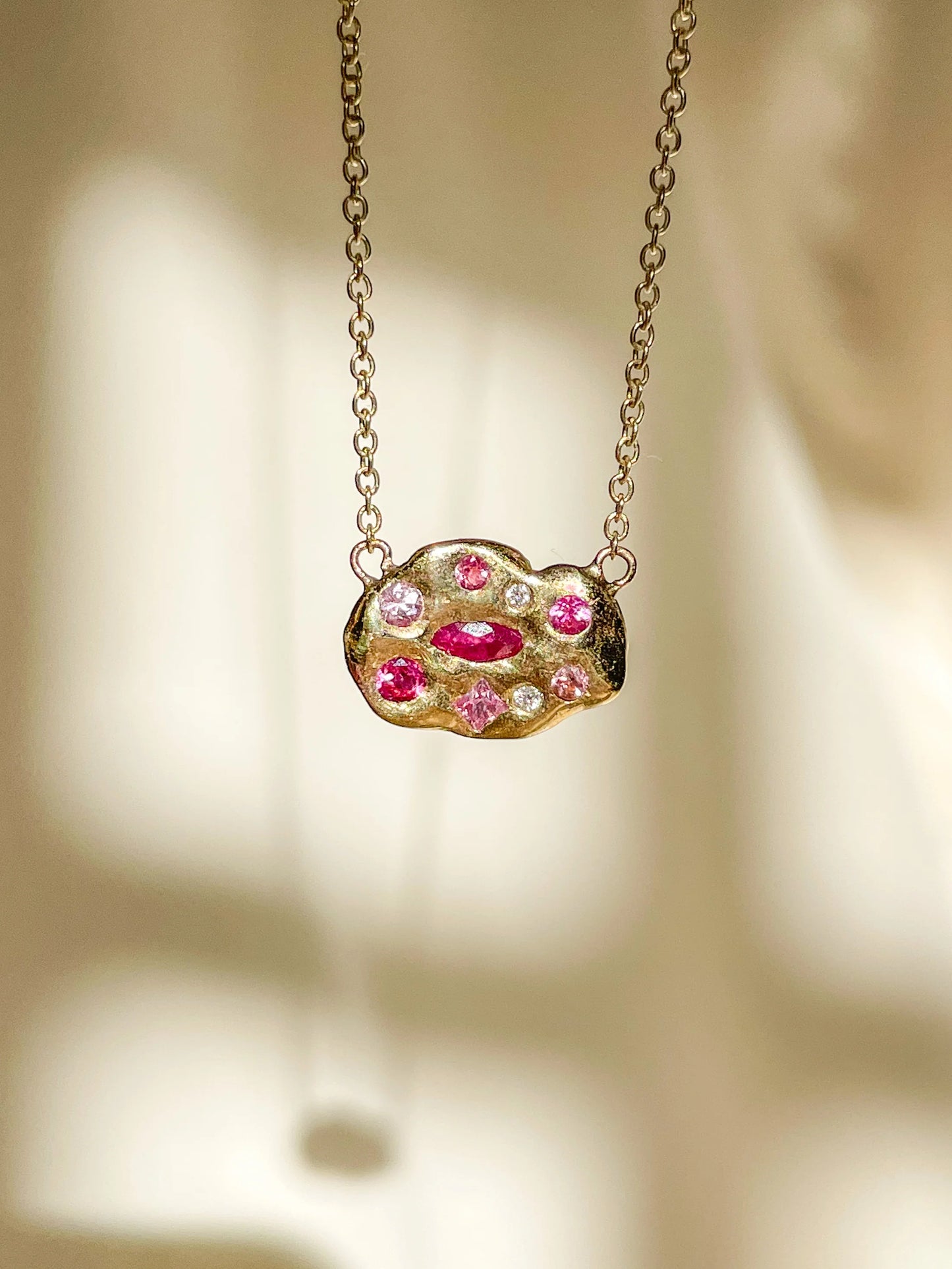 rouge vitrail pendant necklace