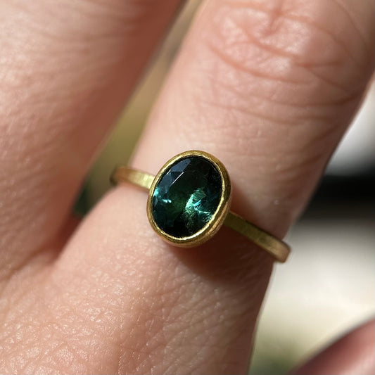 faceted oval green tourmaline ring