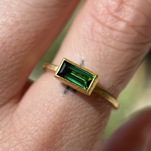 faceted rectangle east-west green tourmaline ring
