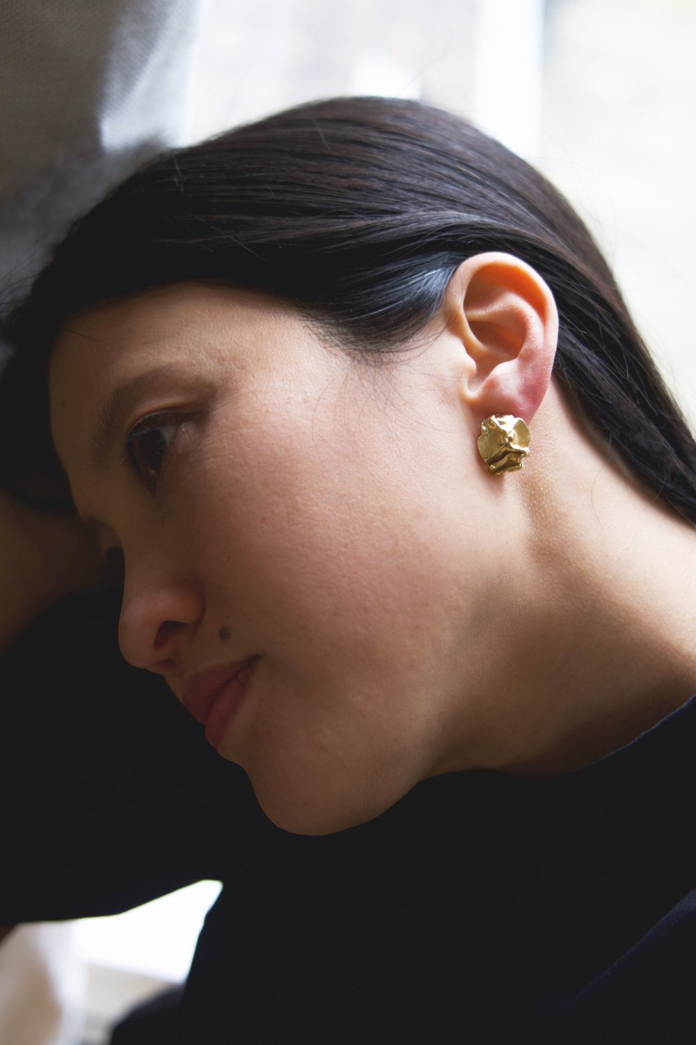 plié hoop earrings