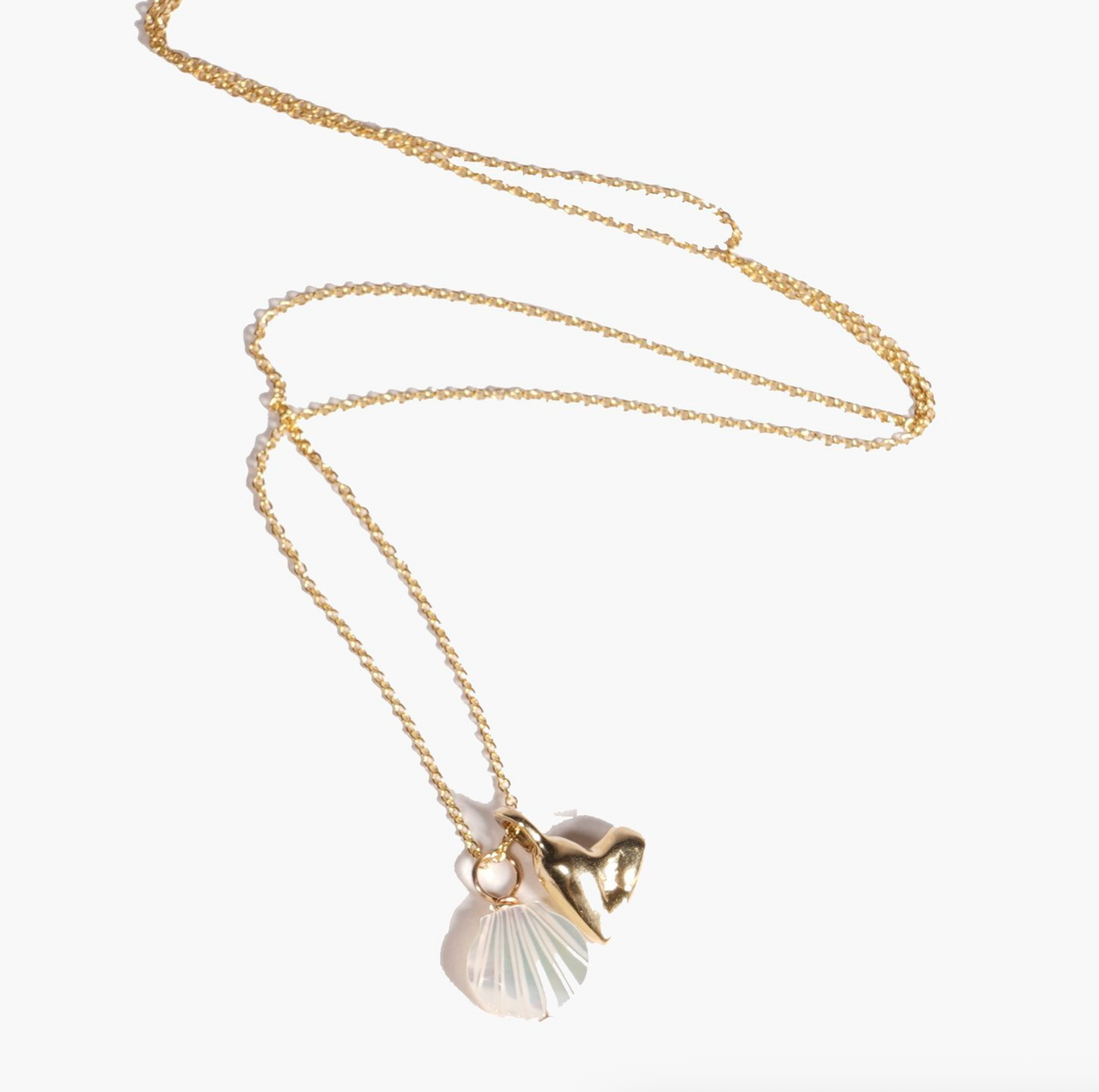 coeur shell charm necklace