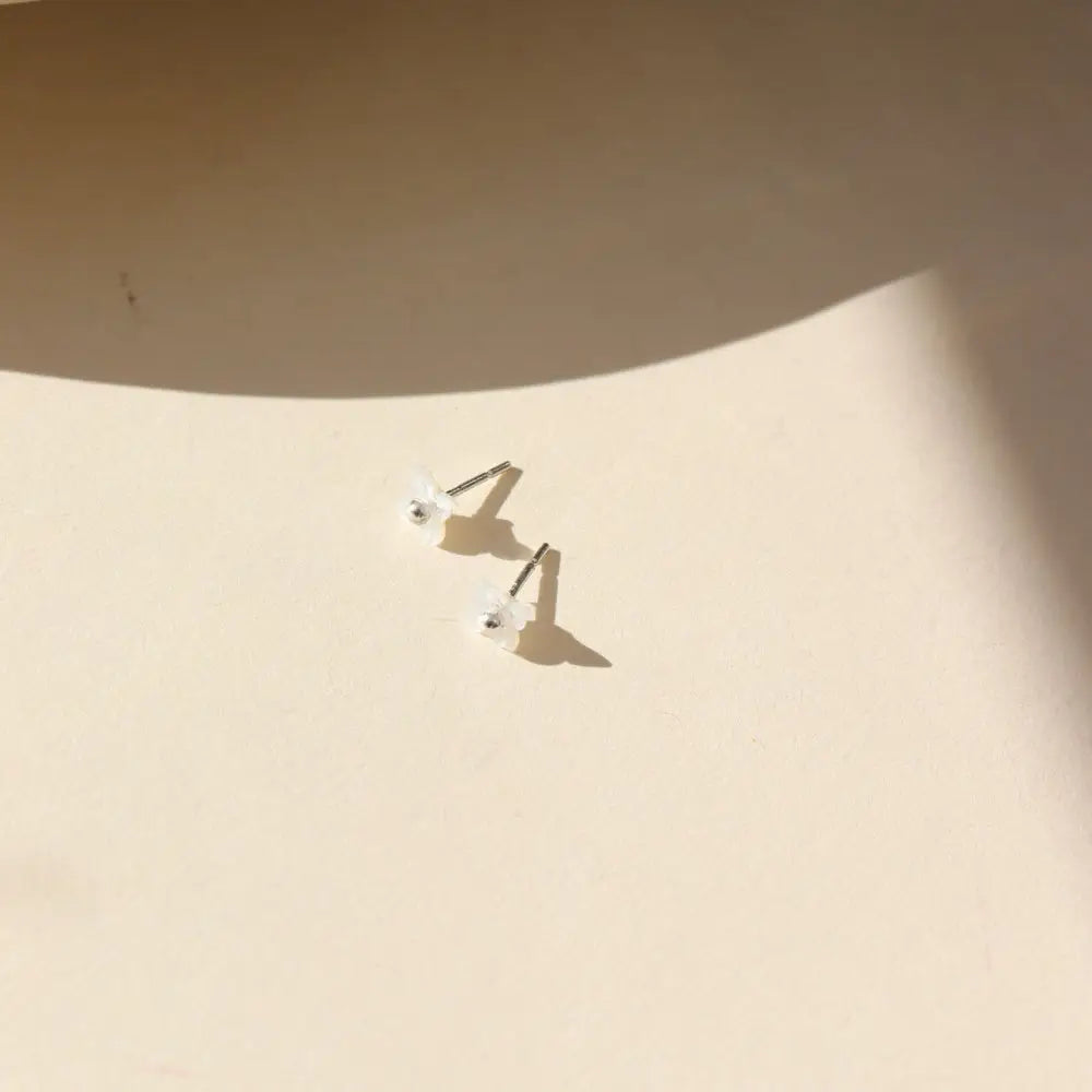 mother of pearl flower stud earrings