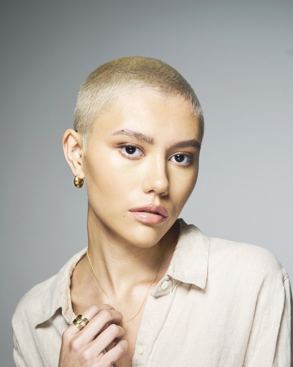 mezzaluna hoop earrings