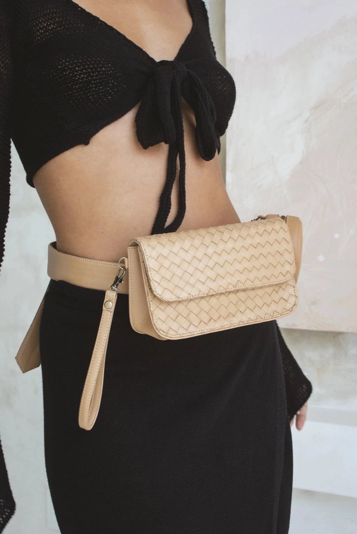 woven ziggy belt bag - sand