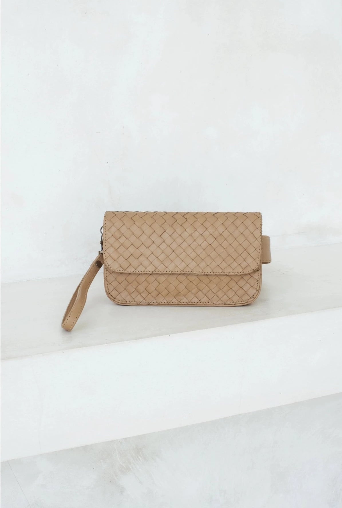 woven ziggy belt bag - sand