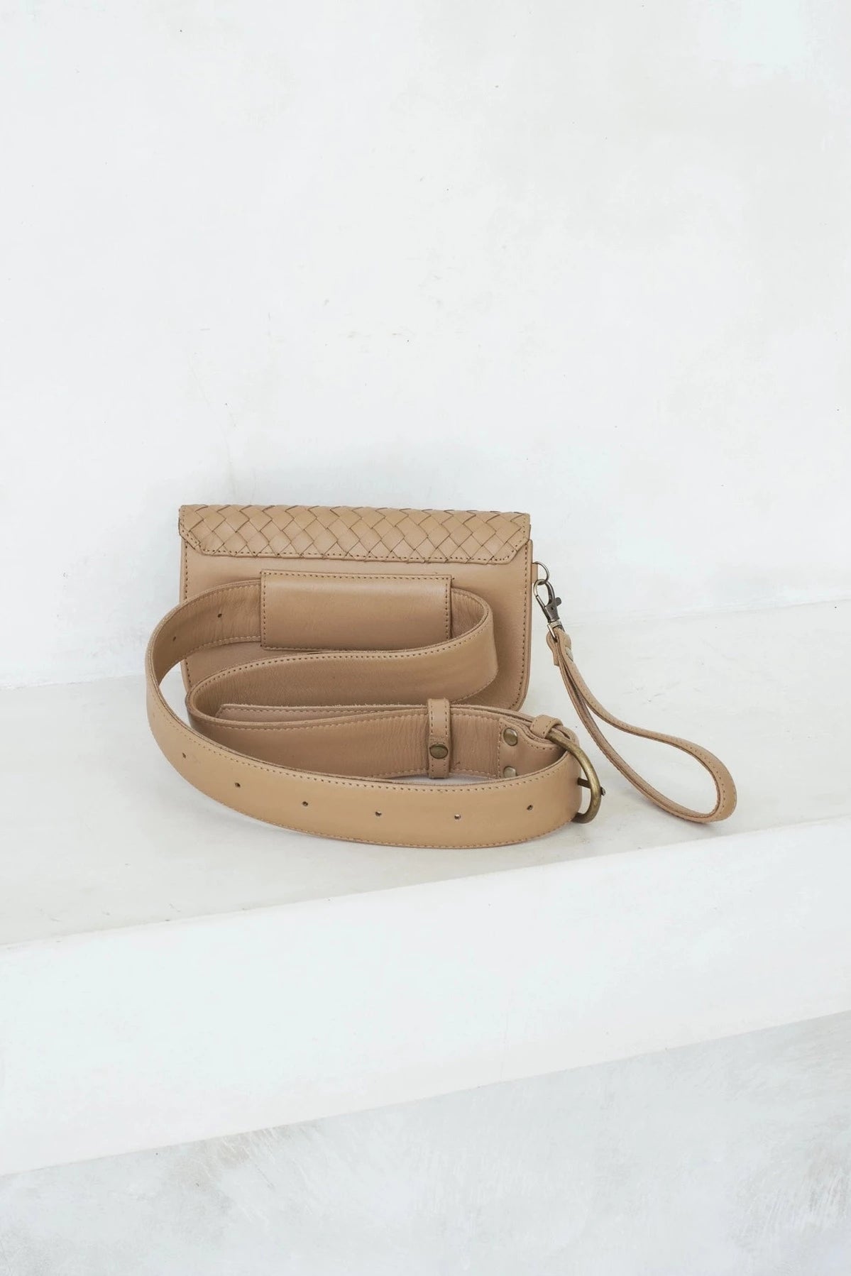 woven ziggy belt bag - sand