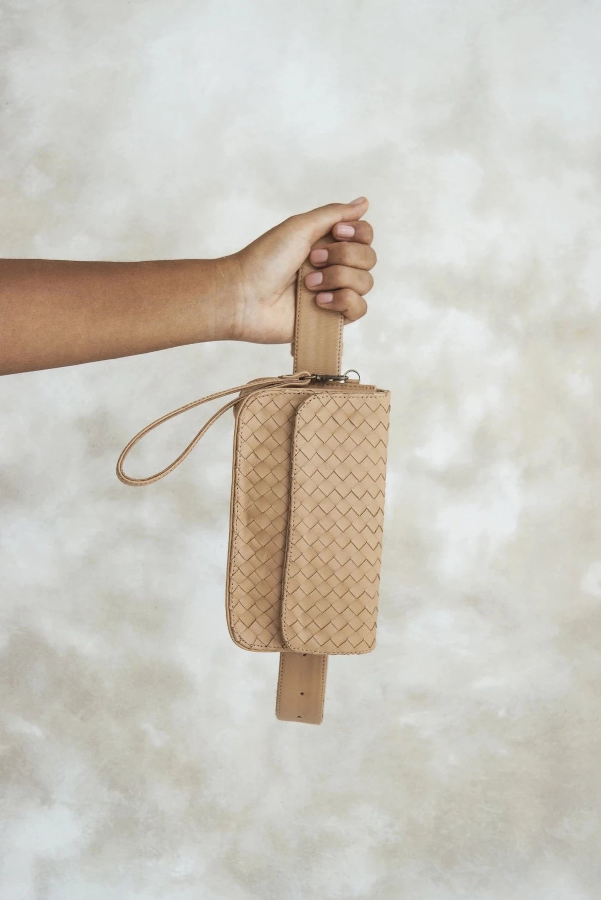 woven ziggy belt bag - sand