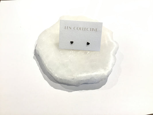stud earrings / tiny heart