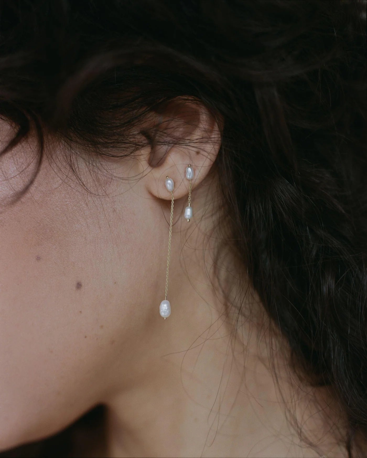 wwake / long pearl shower earring - single