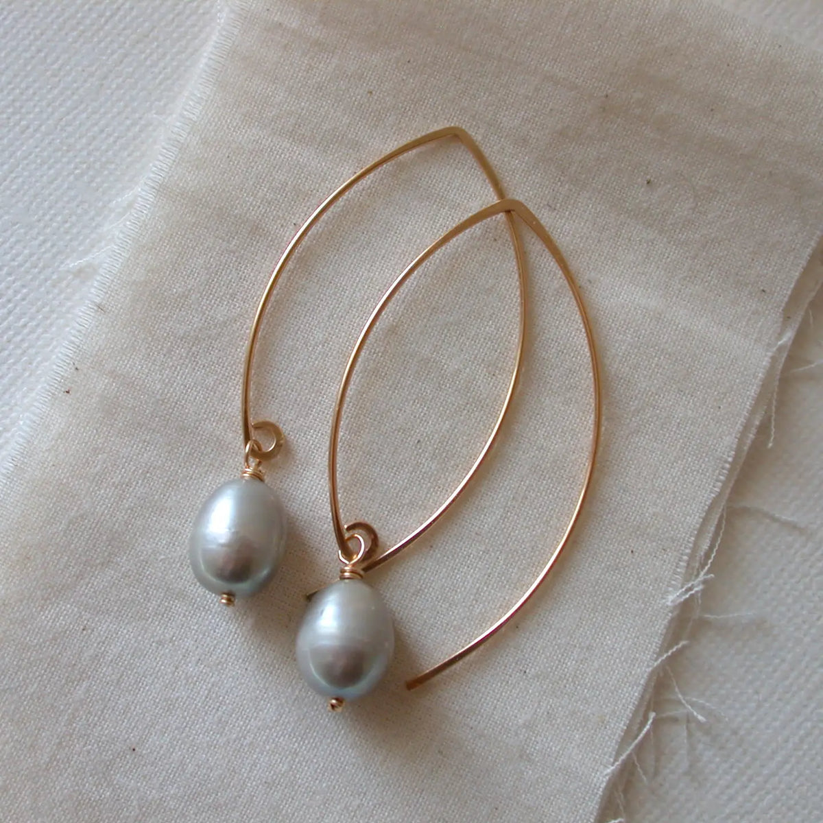 open marquise curving shape earrings - grey pearl