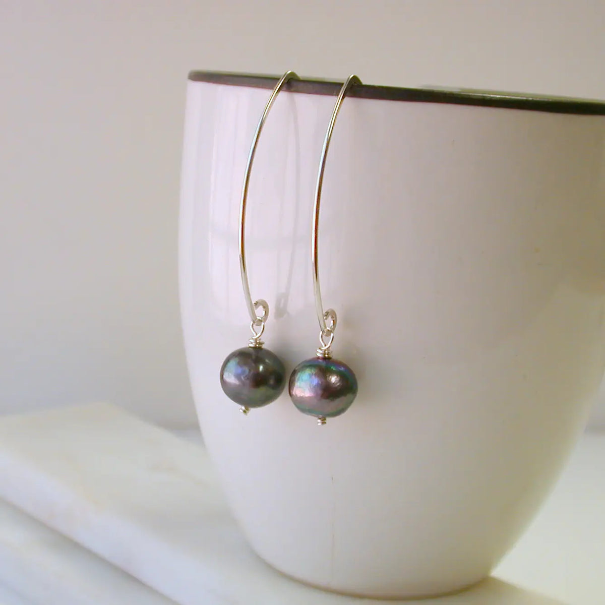 open marquise curving shape earrings - black pearl