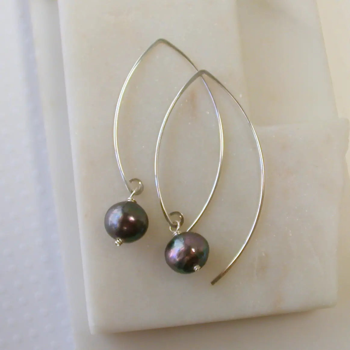 open marquise curving shape earrings - black pearl