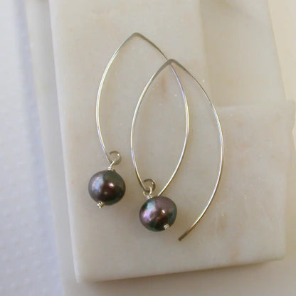 open marquise curving shape earrings - black pearl