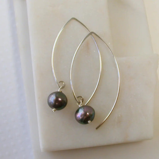 open marquise curving shape earrings - black pearl