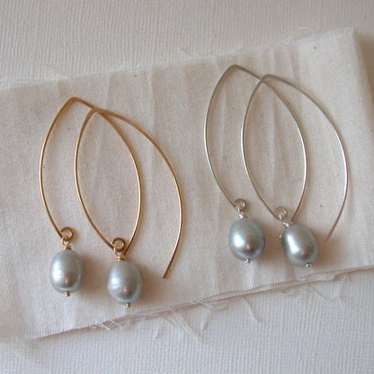open marquise curving shape earrings - grey pearl