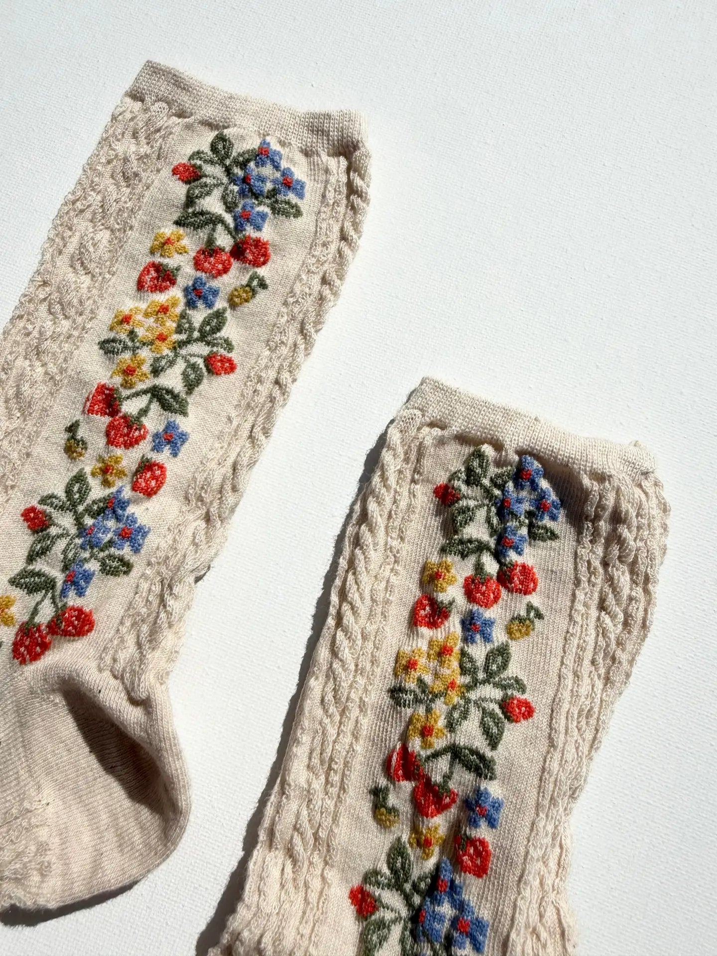 billy bamboo / wild strawberry socks