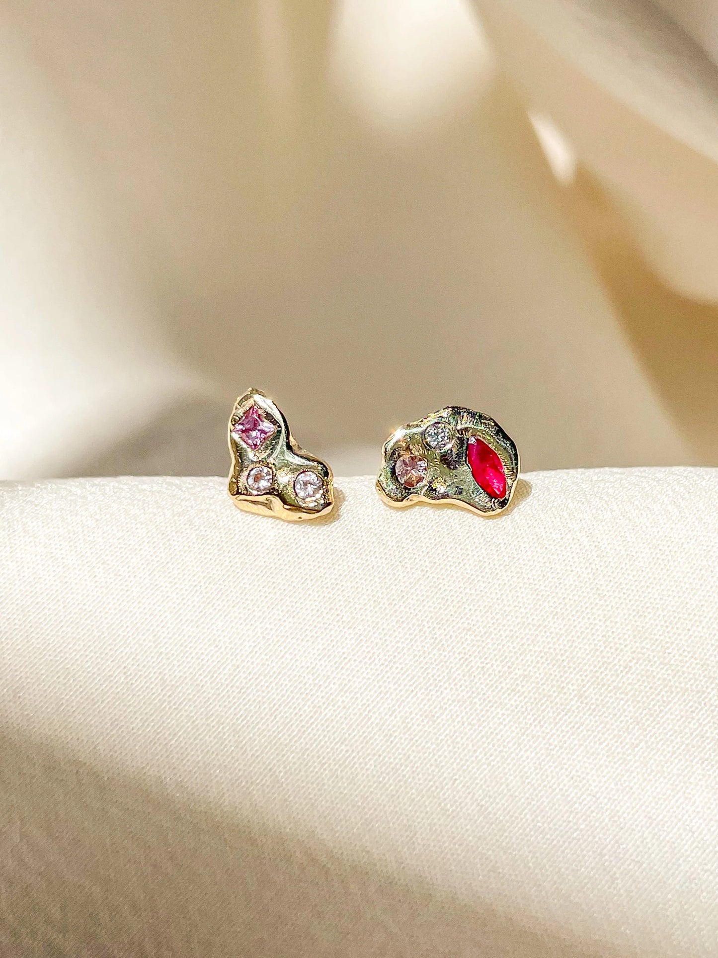 rouge vitrail stud earrings