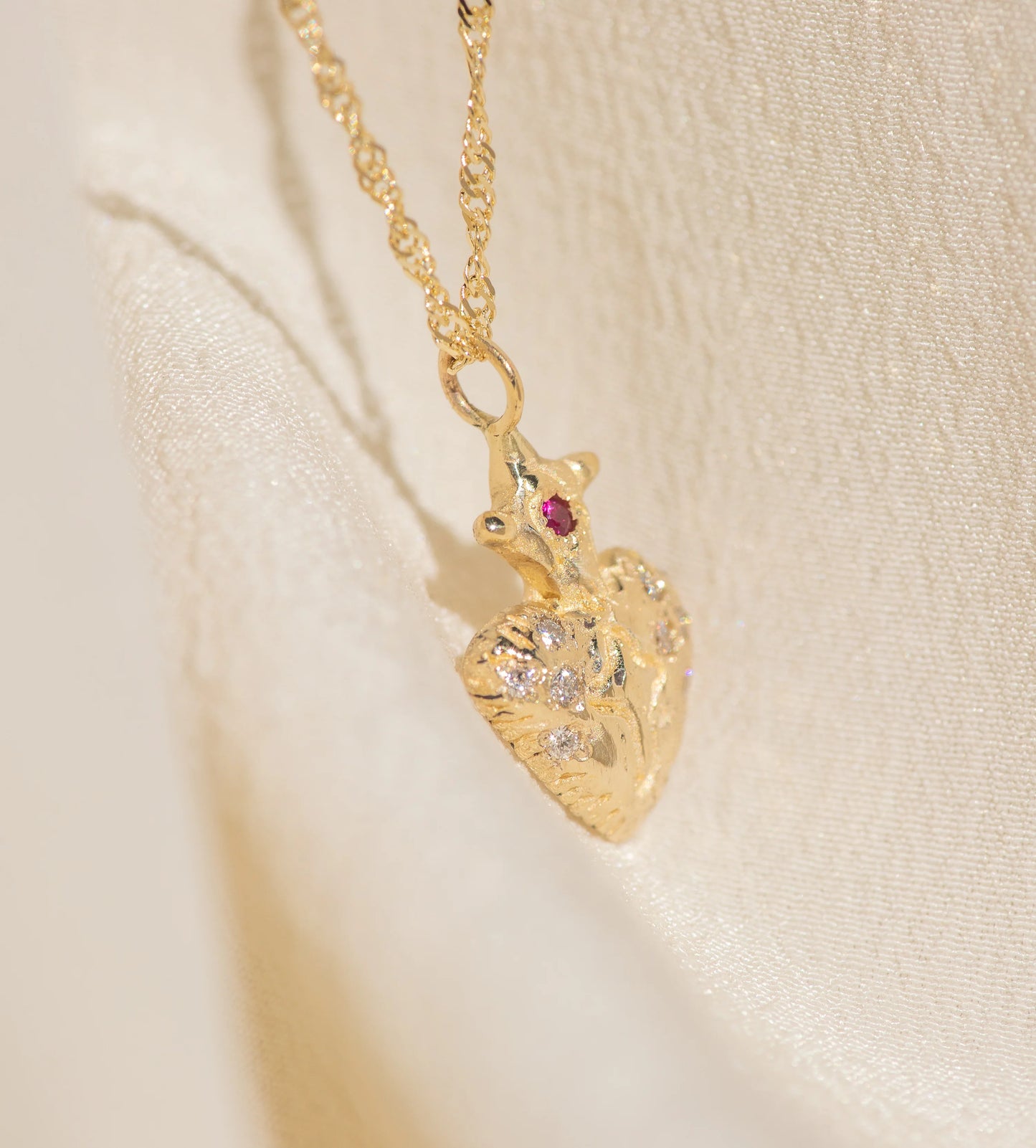 sacré cœur pendant necklace
