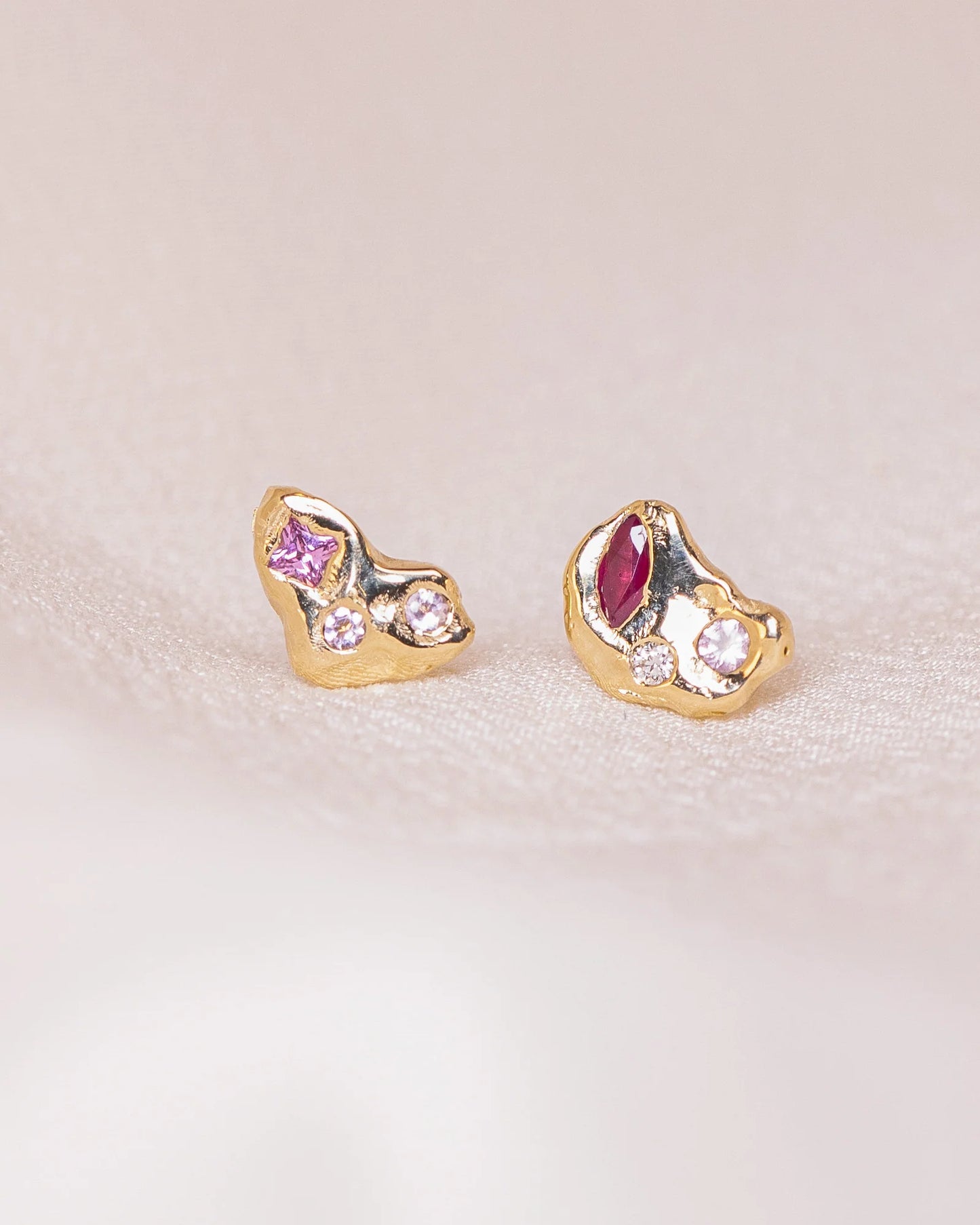 rouge vitrail stud earrings