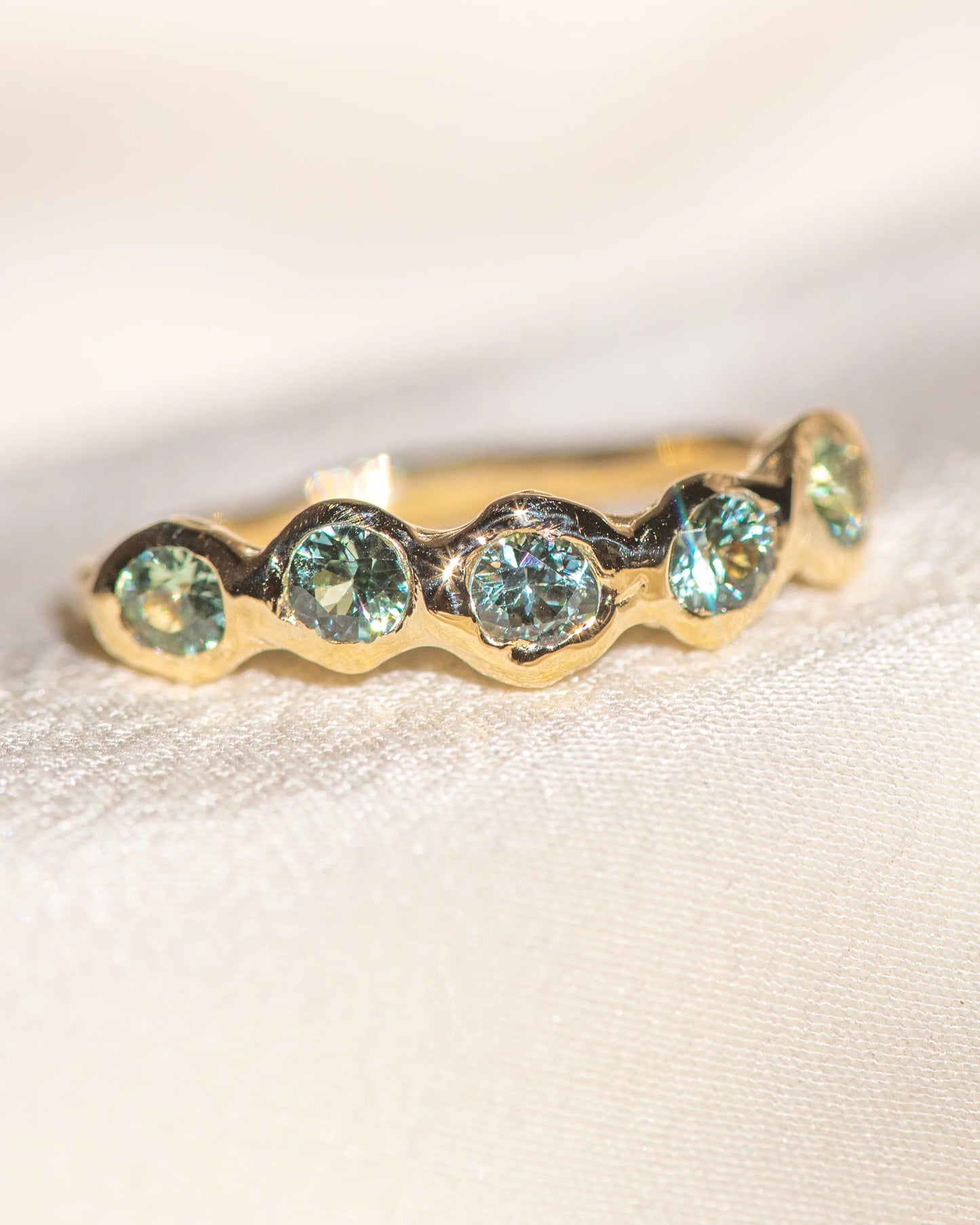 cathédrale ring band - green sapphire