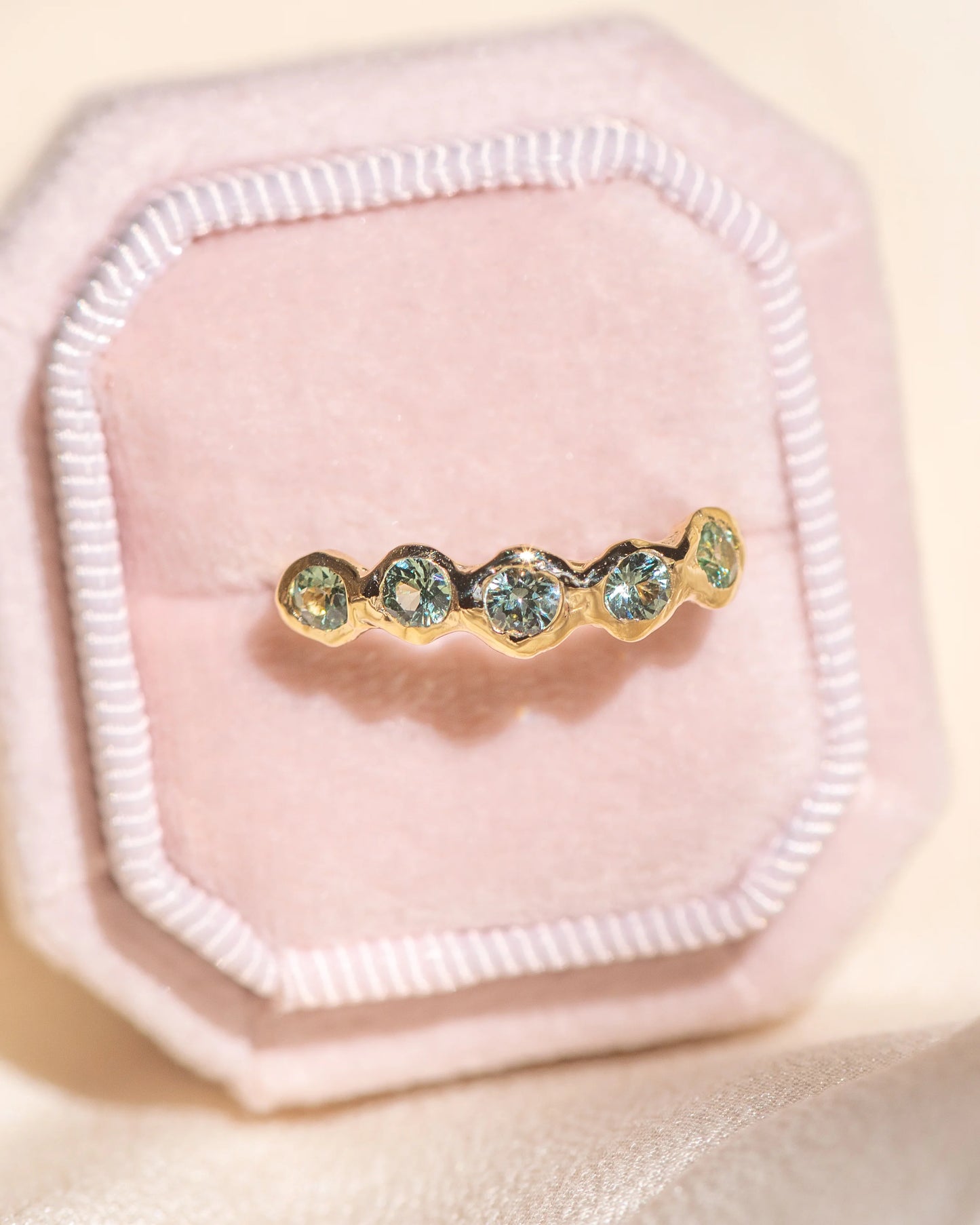 cathédrale ring band - green sapphire