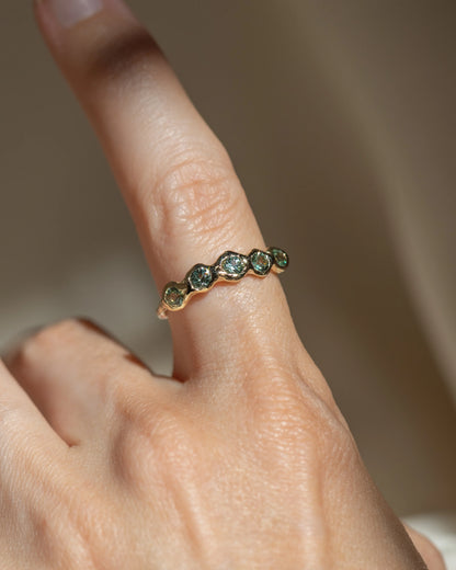 cathédrale ring band - green sapphire