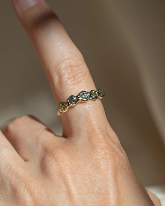 cathédrale ring band - green sapphire