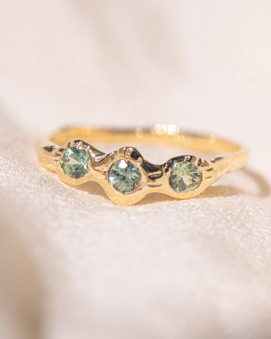 sacré trois ring band - green sapphire