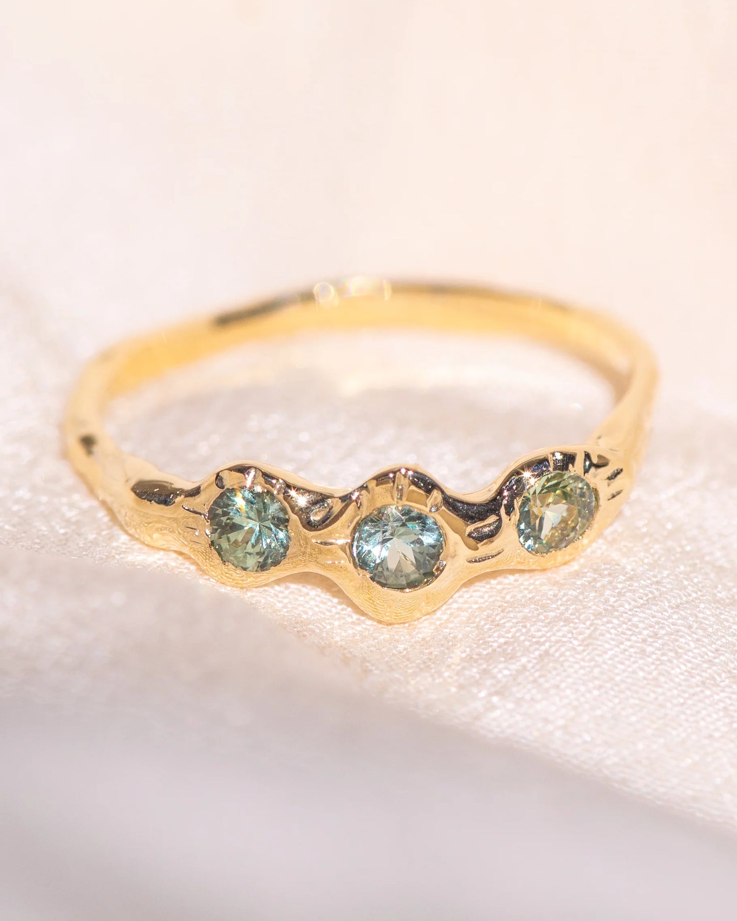 sacré trois ring band - green sapphire