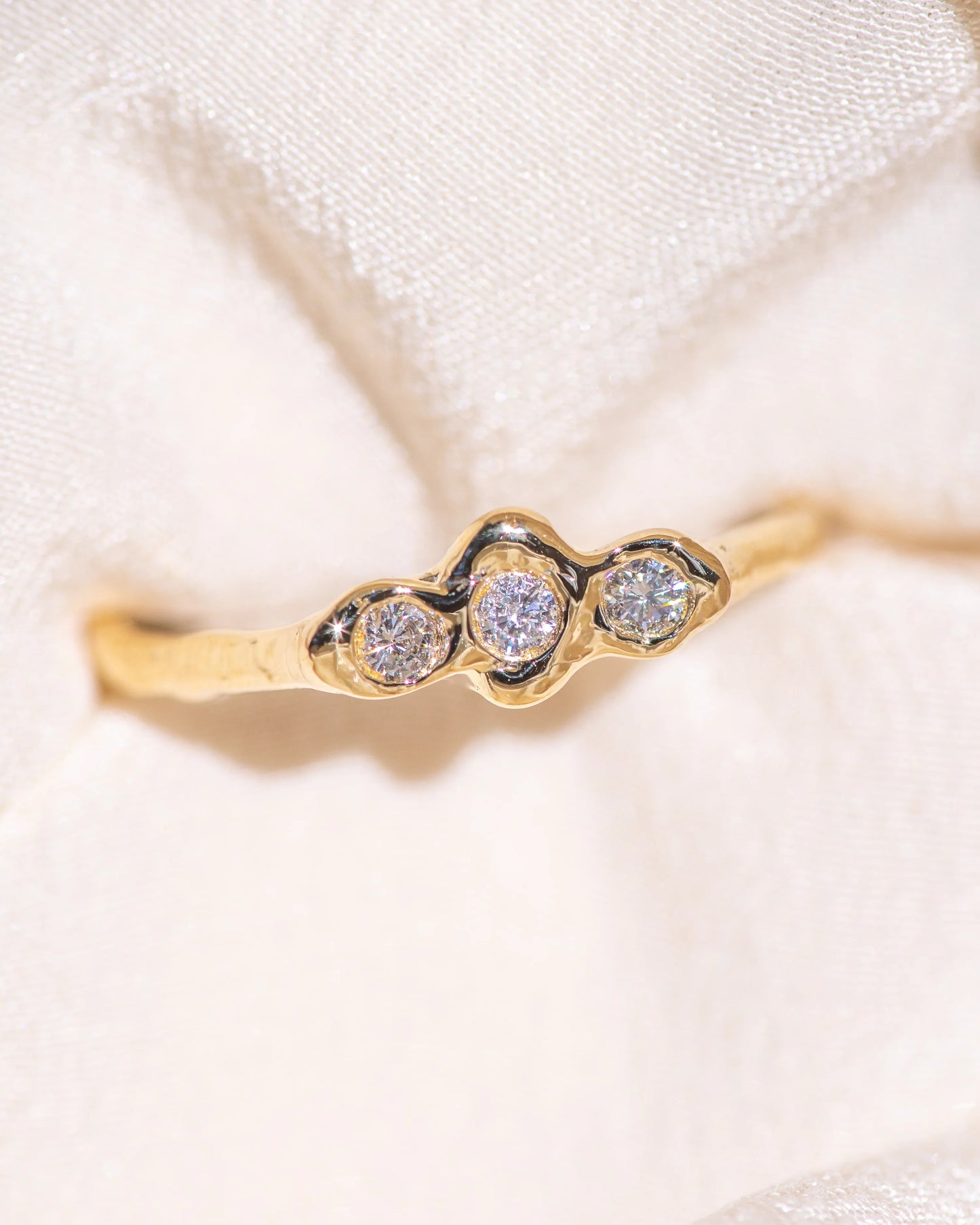 baby sacré trois ring band - natural diamond