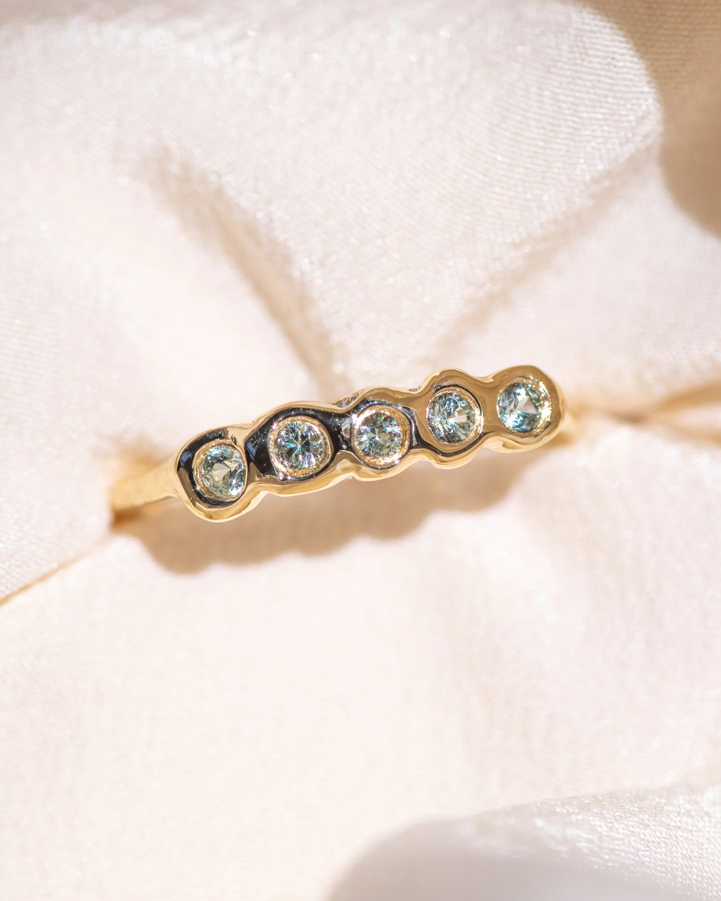 baby cathédrale ring band - green sapphire