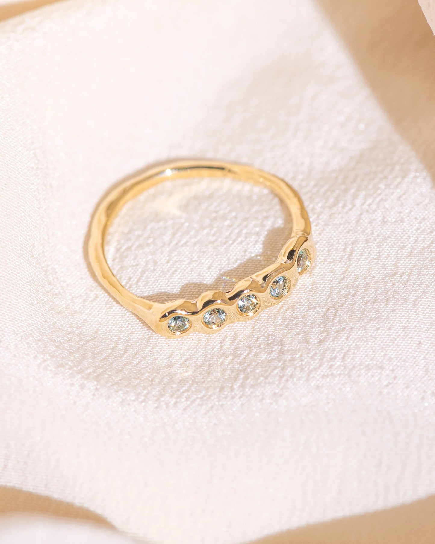 baby cathédrale ring band - green sapphire