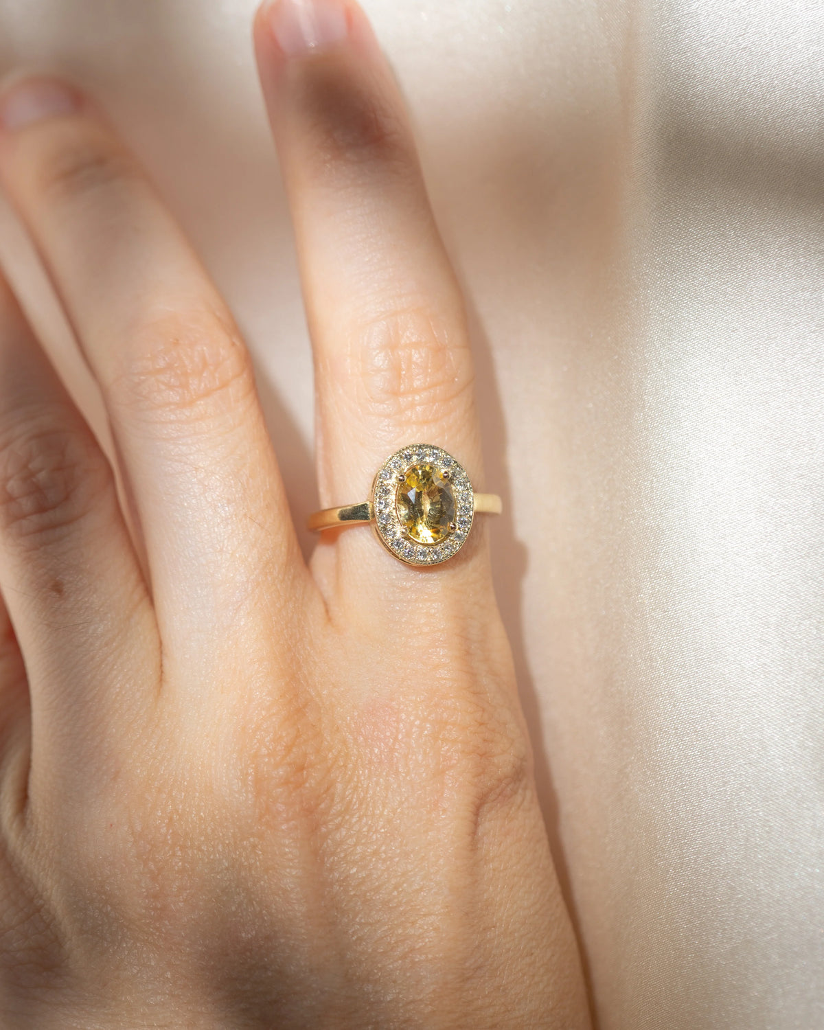 le beurre halo ring - yellow sapphire