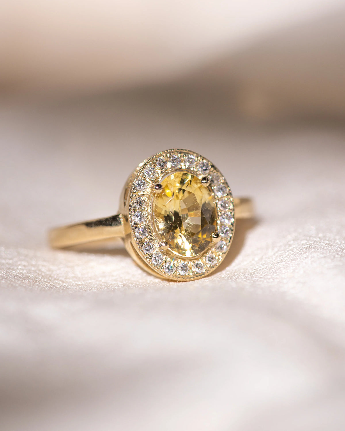 le beurre halo ring - yellow sapphire