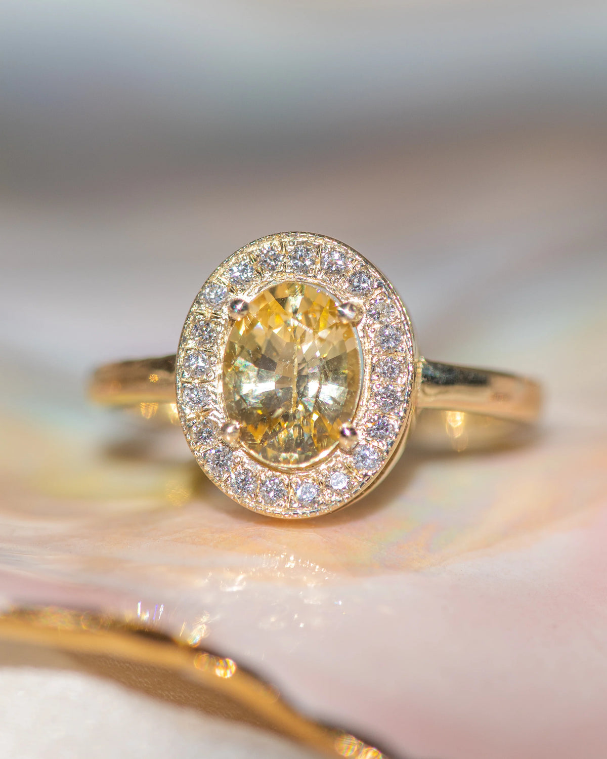 le beurre halo ring - yellow sapphire