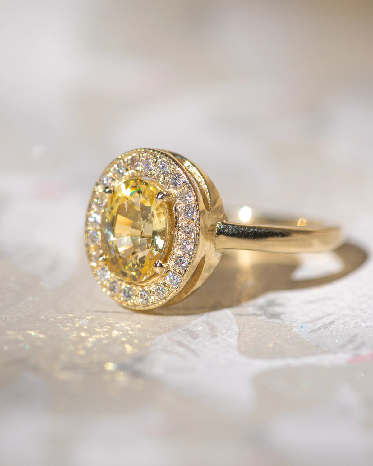 le beurre halo ring - yellow sapphire