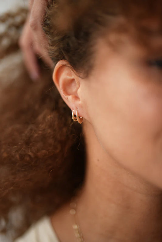 métier / pressed dodu oval clicker hoop earring - single