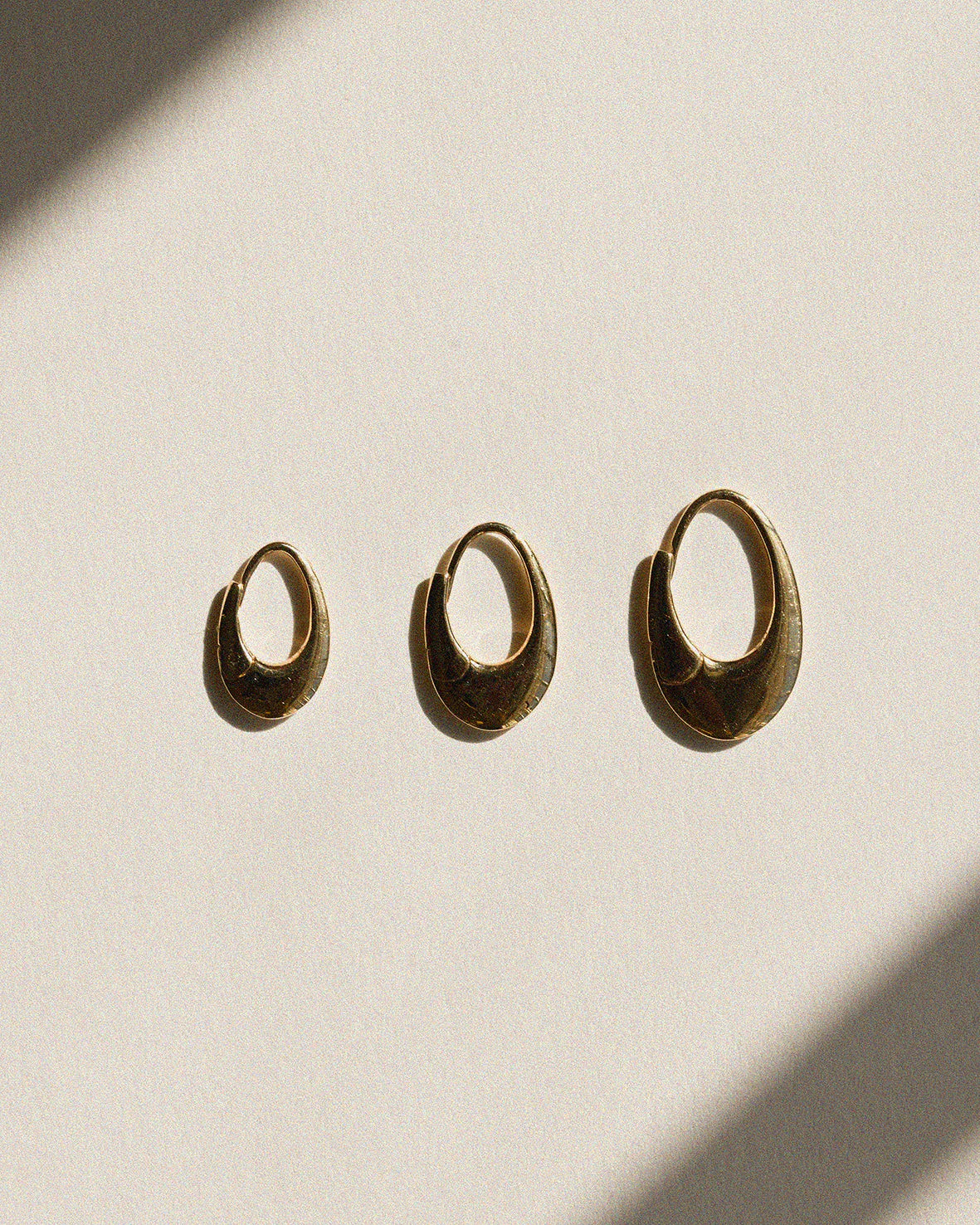 métier / pressed dodu oval clicker hoop earring - single