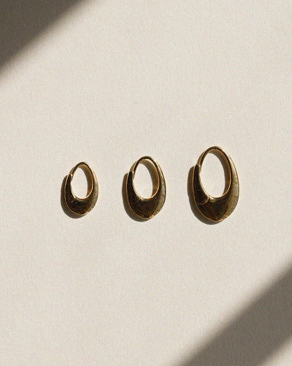 métier / pressed dodu oval clicker hoop earring - single