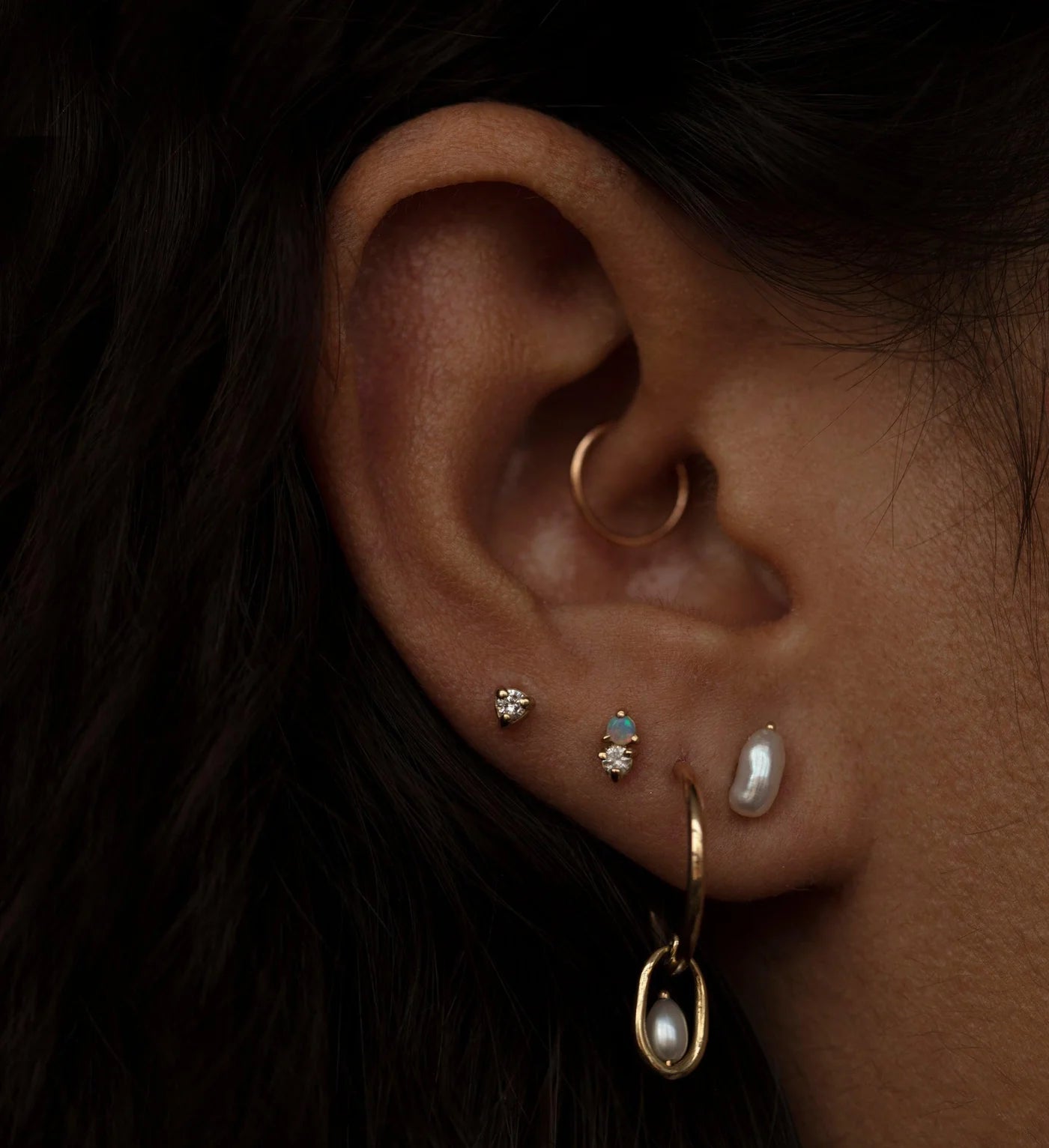 wwake / pearl droplet hoop earrings